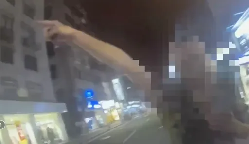 女友要跟警察走！醉男生醋意竟站警車前阻擋　街頭僵持畫面曝光