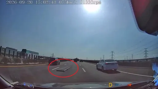 國道貨車突掉落鋁梯　後車駕駛驚呼：嚇一個大的！