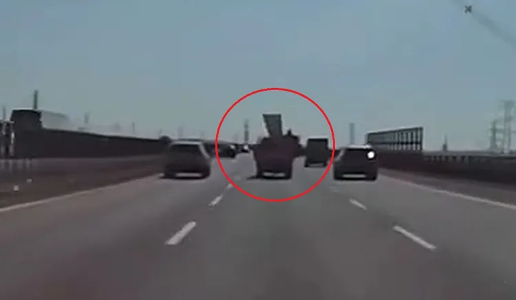 鋁梯突從貨車車斗彈起掉落路面。Threads/zhang.bokai提供