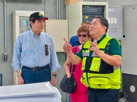 馬英九到淡江大橋監控室聽簡報。王以文授權提供