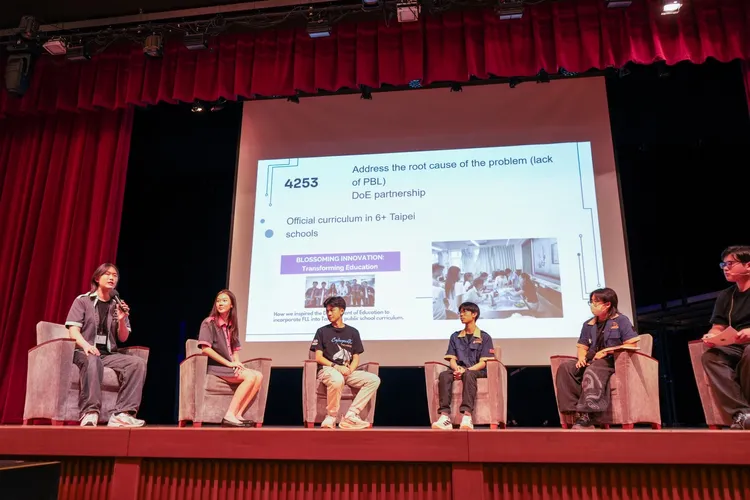 妞妞（左2）投入舉辦「台灣FRC研討會」，
並身兼「影響力獎座談」主持人。翻攝4253raidzero_frc IG