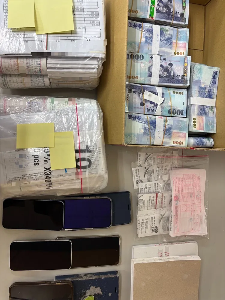 警方查扣相關證物。翻攝畫面