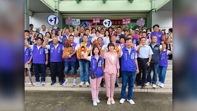 吳品叡與支持者喊口號加油打氣。吳品叡服務處提供