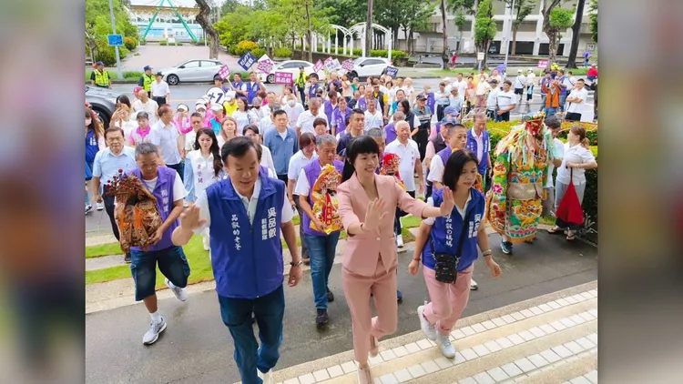 民雄鄉長林于玲、義竹鄉長黃政傑、太保市長鄭淑分陪同登記。吳品叡服務處提供