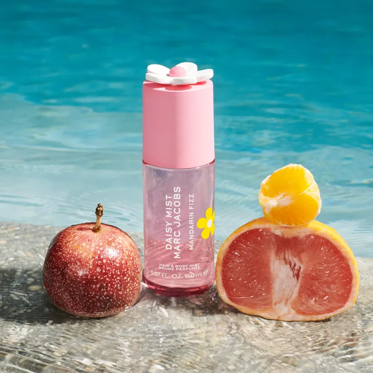 MARC JACOBS雛菊系列晨柑微泡香氛噴霧，150ml／1350元。品牌提供