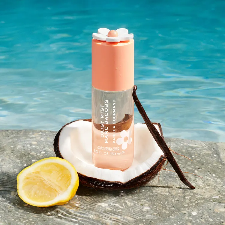 MARC JACOBS雛菊系列香草柔蜜香氛噴霧，150ml／1350元。品牌提供