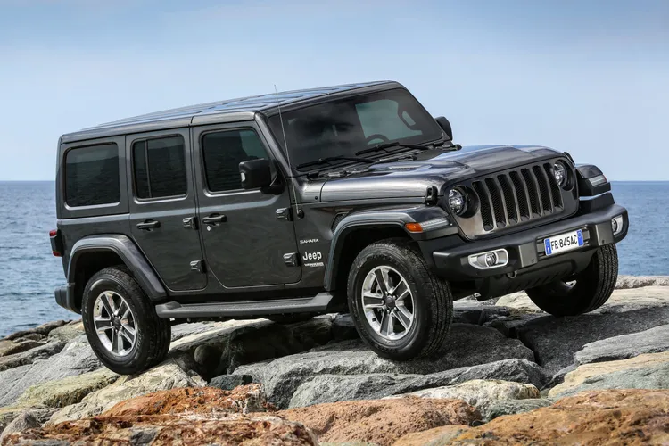 Jeep Wrangler延續七槽式水箱護罩、圓形頭燈及方正車身輪廓等經典設計，從外觀即可辨識其Jeep家族血統。原廠照片