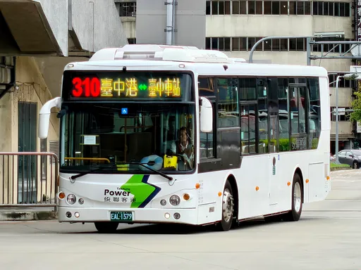 台中男公車上亮刀　司機衝警所報案太緊張！頭撞玻璃門受傷