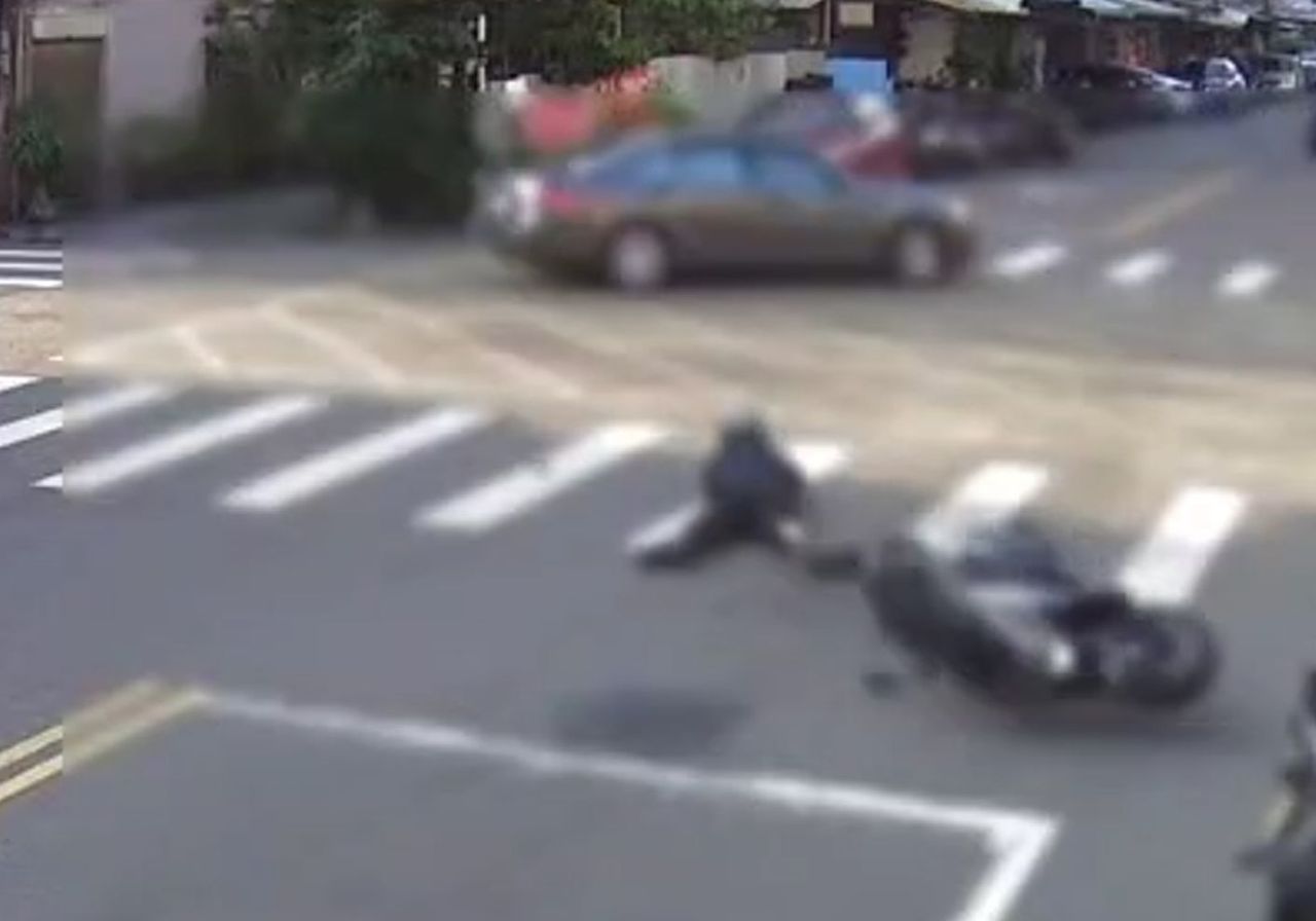 直行機車遭左轉車猛撞!騎士慘摔擦傷 肇事駕駛和乘客竟棄車落跑