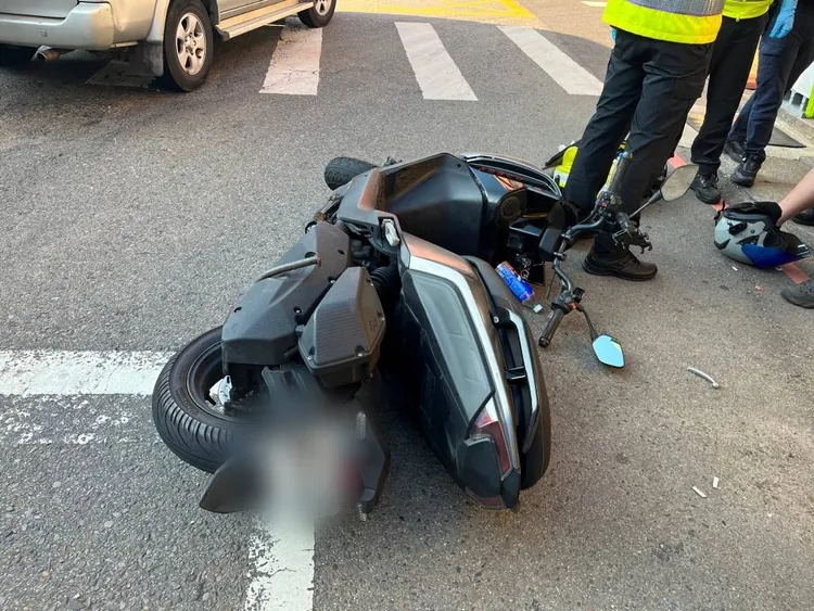 機車倒地。八德警分局提供