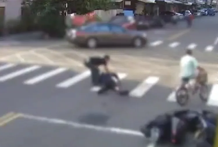 肇事駕駛一度下車查看騎士傷勢。翻攝畫面