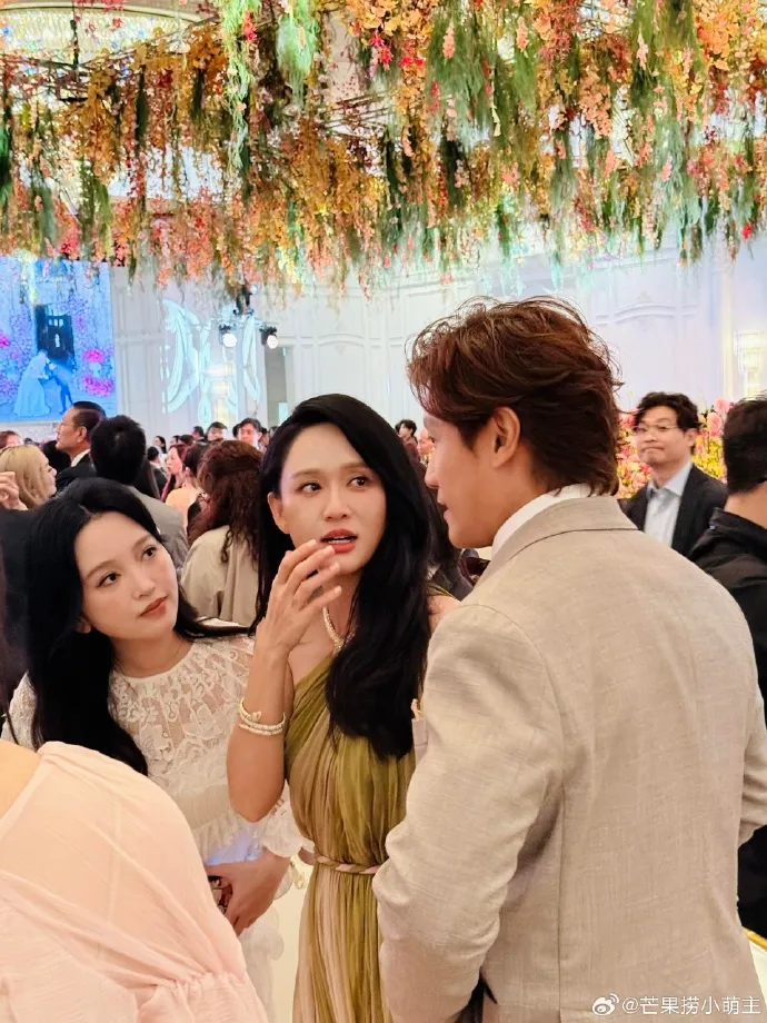 金莎（左起）與陳喬恩、陳喬恩老公Alan寒暄。翻攝芒果撈小萌主微博