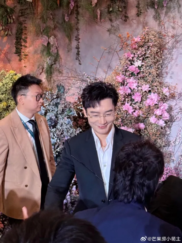 黃曉明（右）笑咪咪現身。翻攝芒果撈小萌主微博