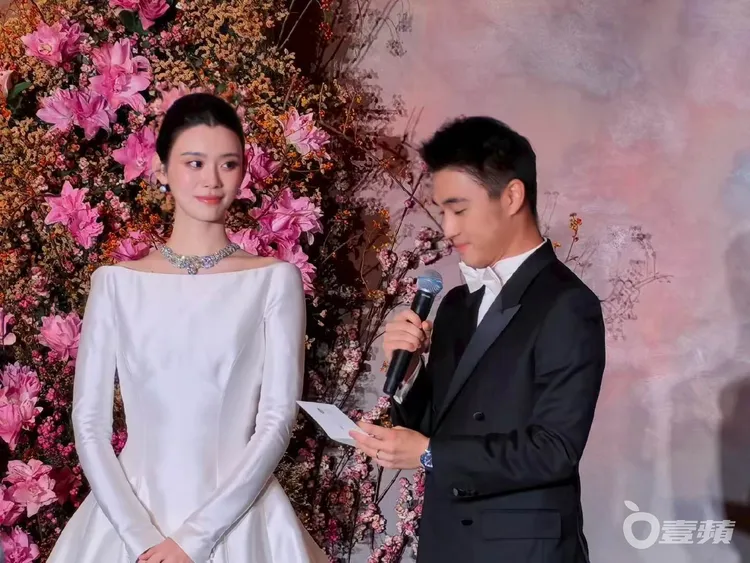 何猷君（右）向奚夢瑤深情告白。