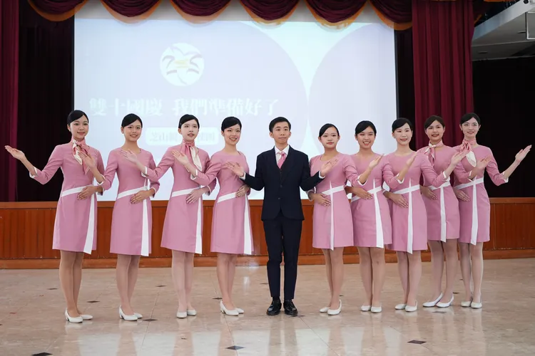 今年禮賓服裝以粉色、白色相間的洋裝為主。記者彭欣偉攝