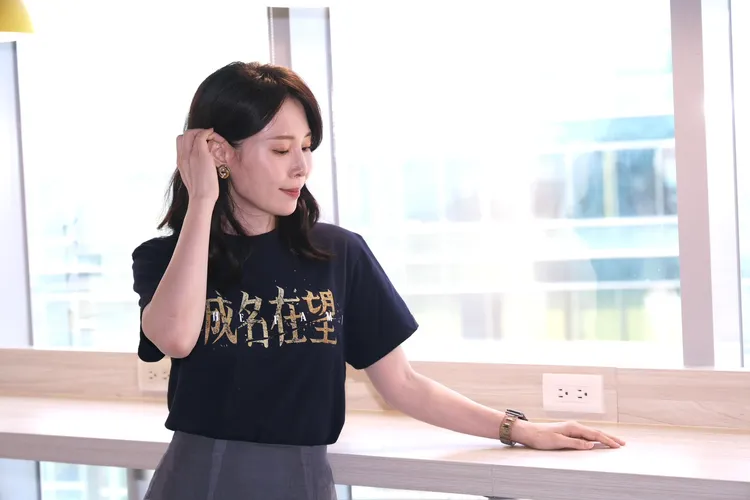 爆花有工作就全力以赴。攝影中心攝