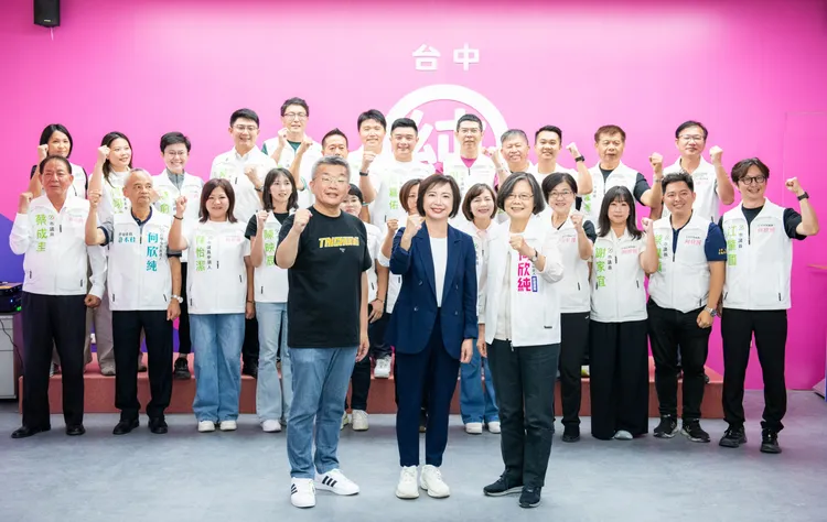 何欣純今邀請競選總部榮譽主委、前總統蔡英文為競總開箱。何欣純提供