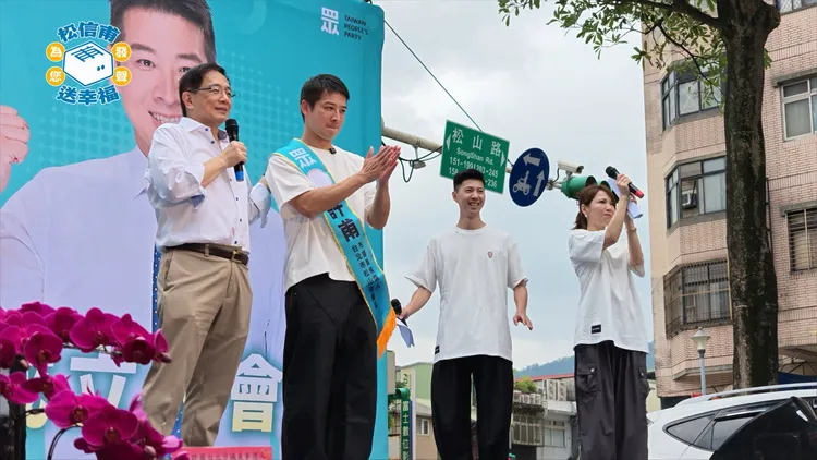 台大前校長管中閔(左)也為許甫站台。翻攝許甫臉書