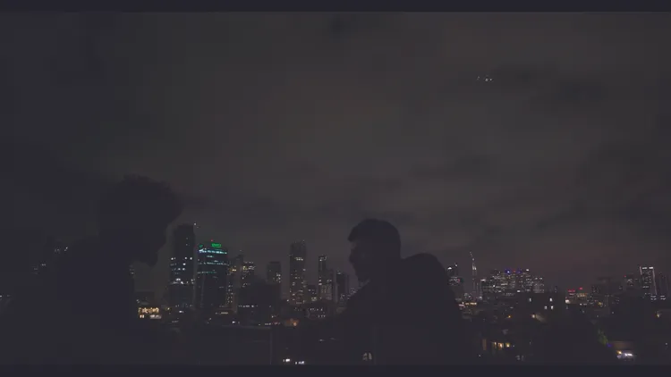 《NAZA》在夜色掩護中進行訪問，並針對受訪者的外貌與聲音經過數位處理，以保護這些受訪者身份不曝光。圖片來源：Venice Film Festival
