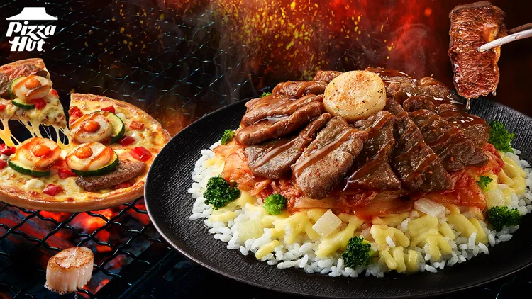 新品「極炙厚牛干貝燒肉飯」加價80元可升級XL豪華套餐。必勝客提供