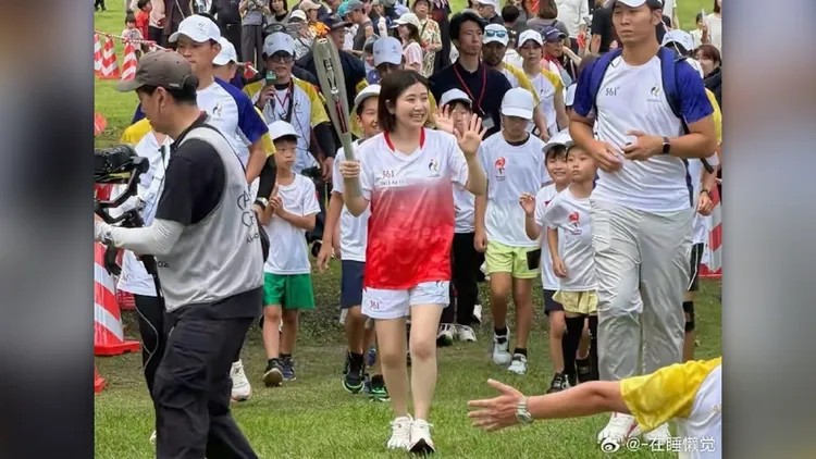 日本民眾在周圍非常支持她。翻攝自微博