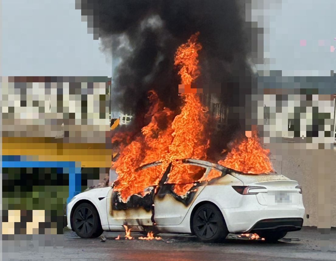 竹北西濱路段火燒車! 電動車全面燃燒慘釀1死