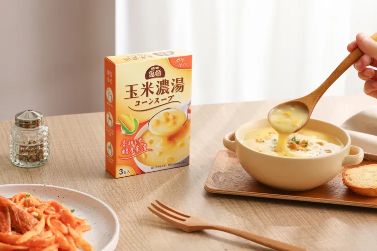 「金車高頓沖泡玉米濃湯」豐富原料食材，單喝香濃順口，搭配輕食、麵包或沙拉更能創造如同高級西餐廳的現做美味。業者提供