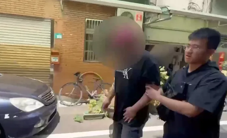 對卡米地潑屎糞的郭男案發後被拘提到案。翻攝畫面