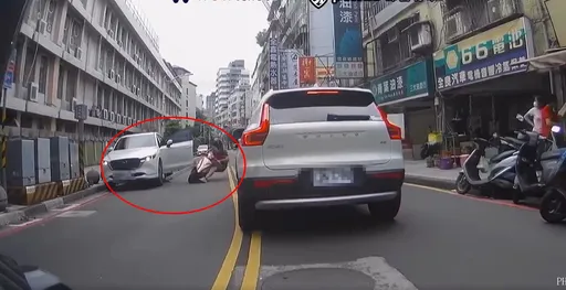 違停三寶「鬼之開門」！騎士被擊落...倒臥路面險遭爆頭