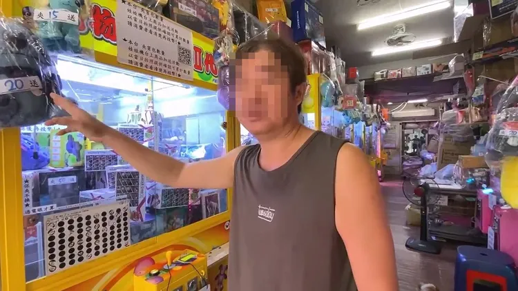 娃娃機台主說，店內還有標示「夾20送」的贈品，不可能夾20元就能取走。翻攝「彰化縣媒體記者協會」臉書