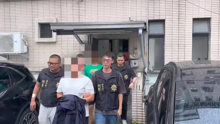 警方逮捕抖音直播亮槍的2名嫌犯。民眾提供