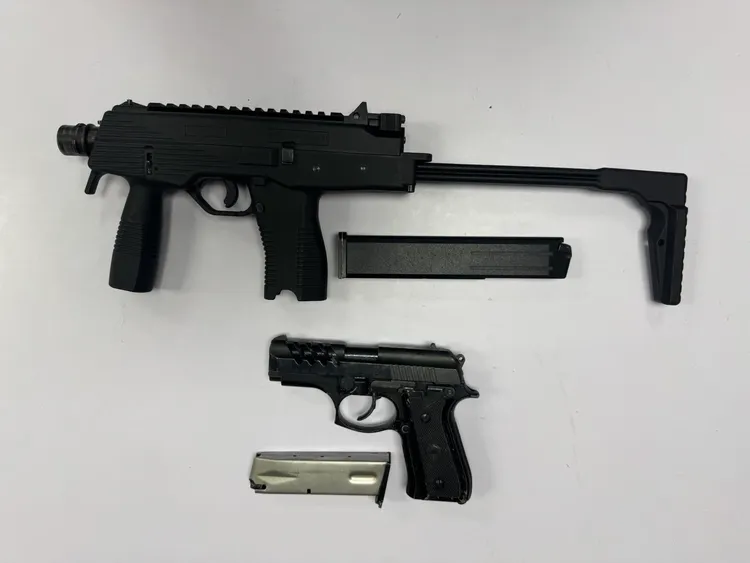 警方查獲的衝鋒槍及手槍。民眾提供