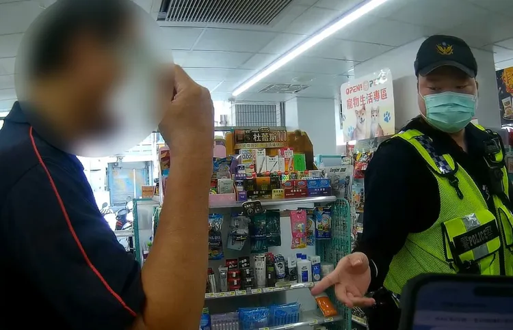 熱心民眾、超商店員跟警方聯手阻詐。翻攝畫面