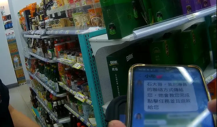 熱心民眾、超商店員跟警方聯手阻詐。翻攝畫面