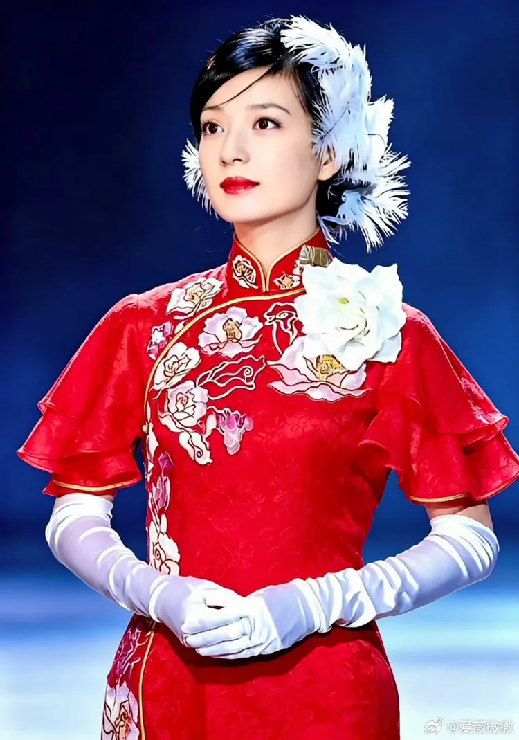 趙薇是《情深深雨濛濛》主角之一兼主題曲主唱。翻攝微博
