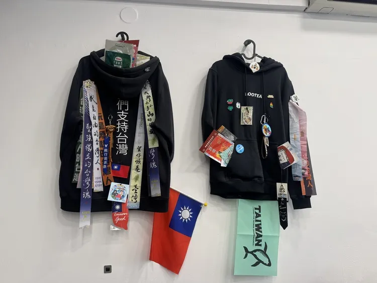 Lootea牆面上的帽T累積許多台灣旅客贈送的紀念品。中央社
