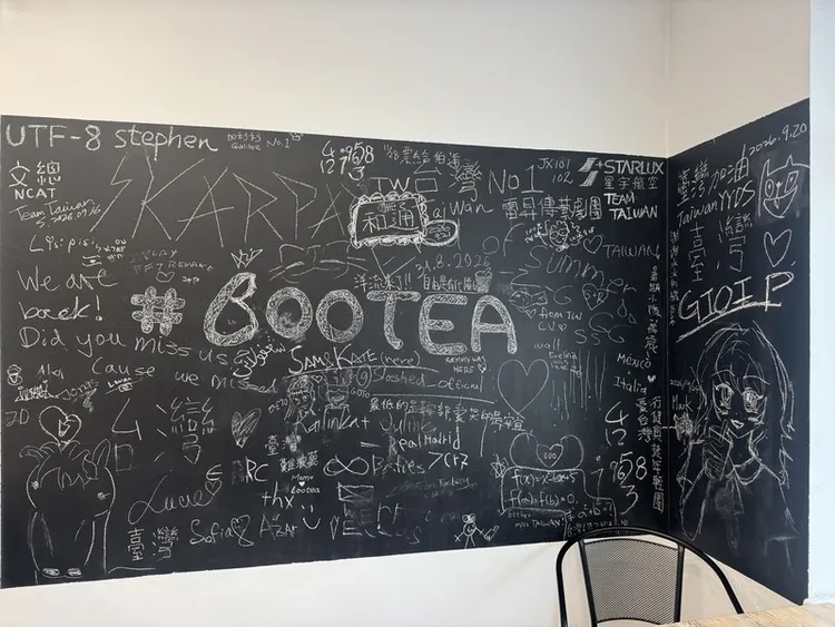 Lootea店內黑板寫滿來自台灣旅客的支持話語。中央社