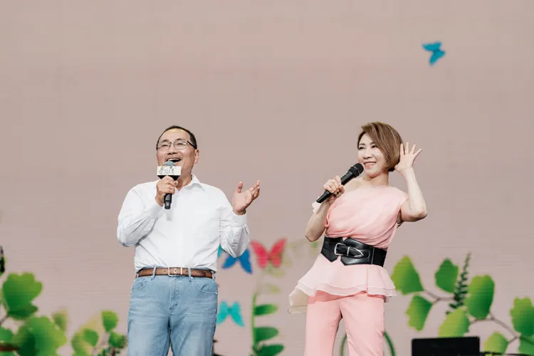 李翊君同台新北市長。寬寬整合提供