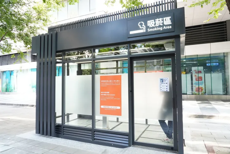 捷運市府站周邊兩座負壓吸菸室的落成，成為首次民間捐贈。北市府提供