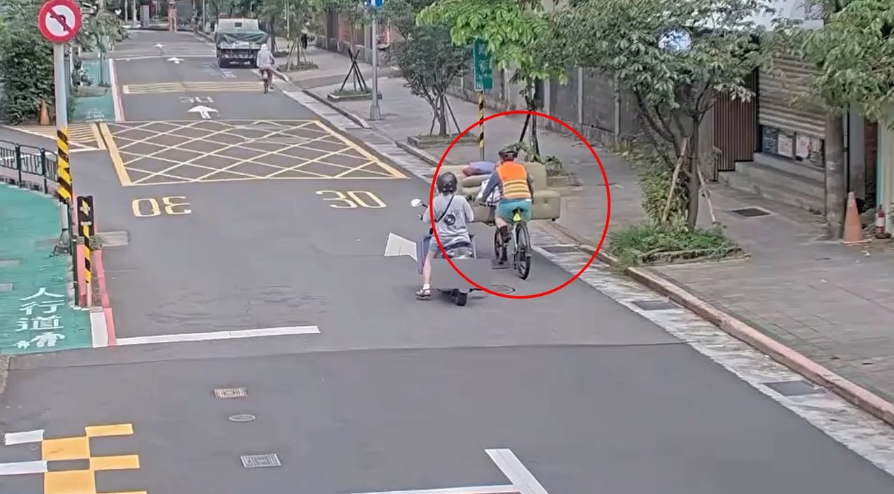 狂!單車騎士「載運沙發」驚嚇用路人 「這原因」無法逕行舉發