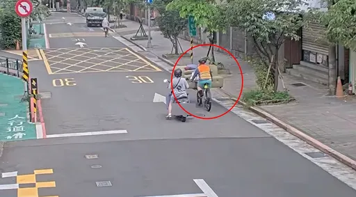 狂！單車騎士「載運沙發」驚嚇用路人　「這原因」無法逕行舉發