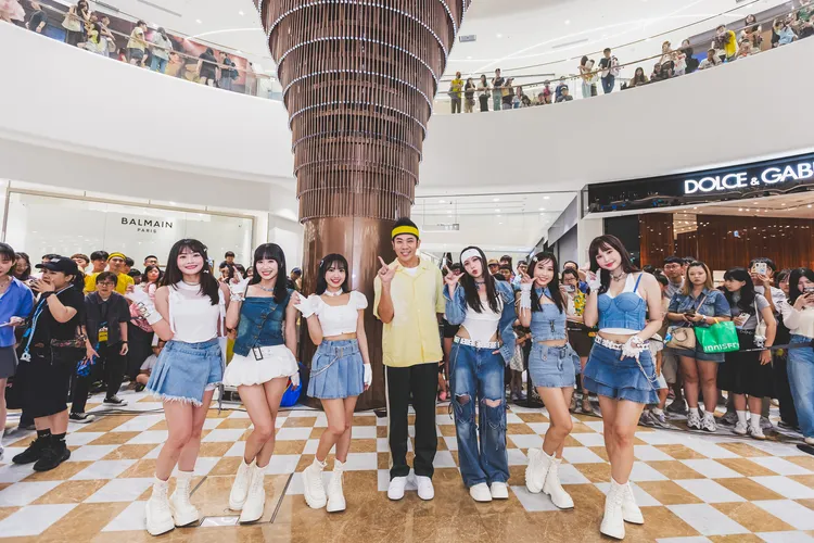 香蕉哥哥（中）與女團L!ght Girls雲朵（左起）、橘子、蔓越莓、葡萄、天竺鼠、番茄等齊聚台中見面會。東森電視提供