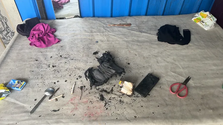 現場手機也被燒壞，女移工向附近住戶求救。民眾提供