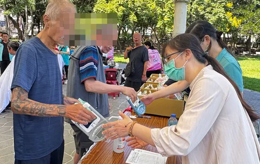 桃療中秋送暖關懷街友！不只送物資更送健康　主動提供握力檢測