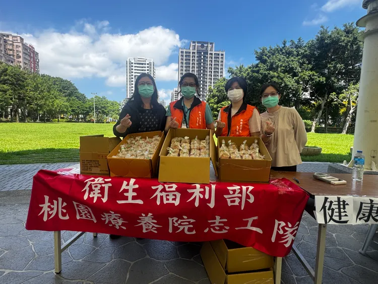 桃療中秋送暖關懷街友送物資。桃園療養院提供