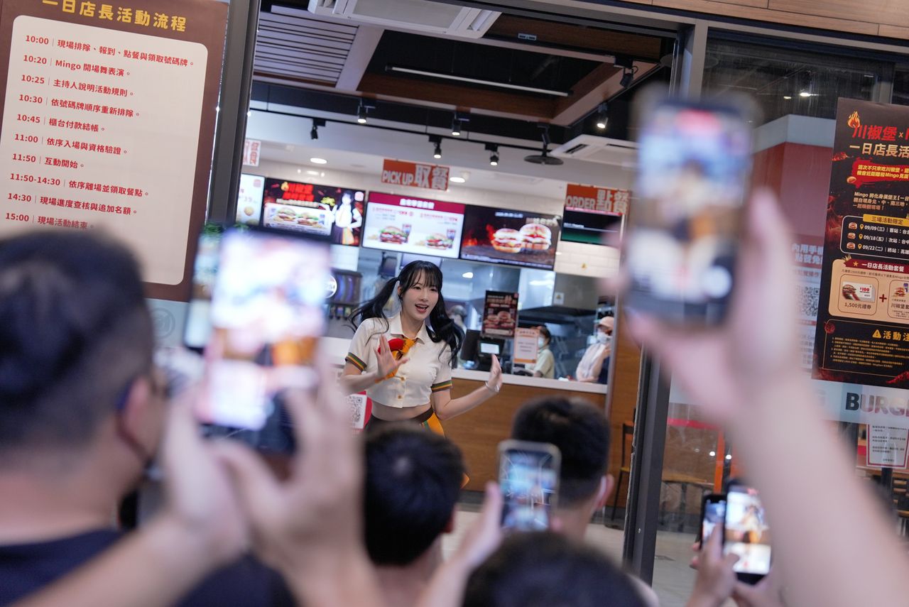 韓籍啦啦隊女神Mingo當一日店長 跑北中南漢堡王成創舉