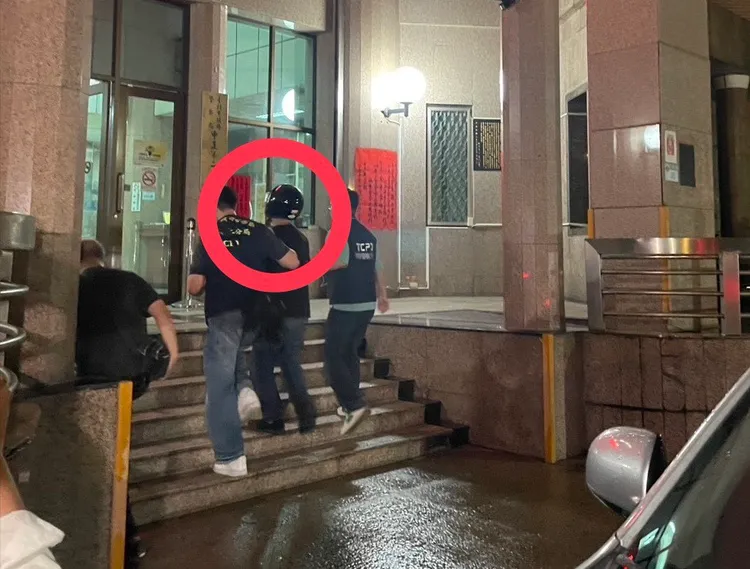 陳姓男子(紅圈處)與趙姓被害女子為夫妻關係，長期相處不睦，外遇並與小三同居後，竟教唆對方持槍謀害元配。翻攝畫面