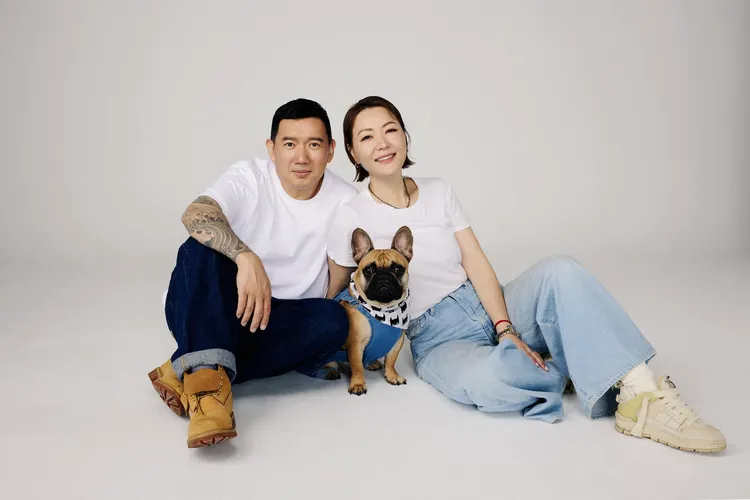 杜汶澤（左）、田蕊妮與愛犬啾咪一家三口。翻攝田蕊妮臉書