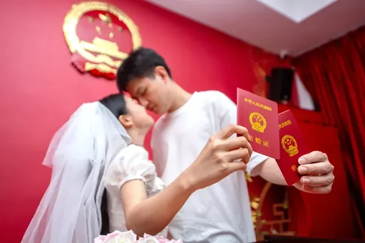 20幾歲女問「我沒那本紅色結婚證怎麼離婚？」　律師傻眼：這天終於到了