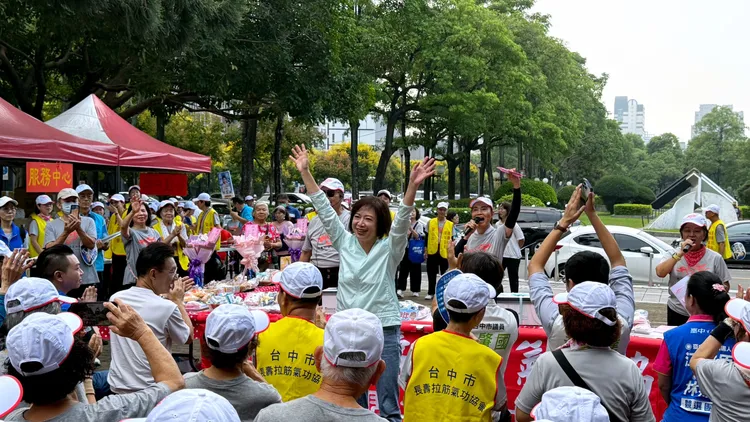 何欣純參加長壽拉筋氣功協會的秋節聯誼大會，與現場長輩相見歡。何欣純競總提供